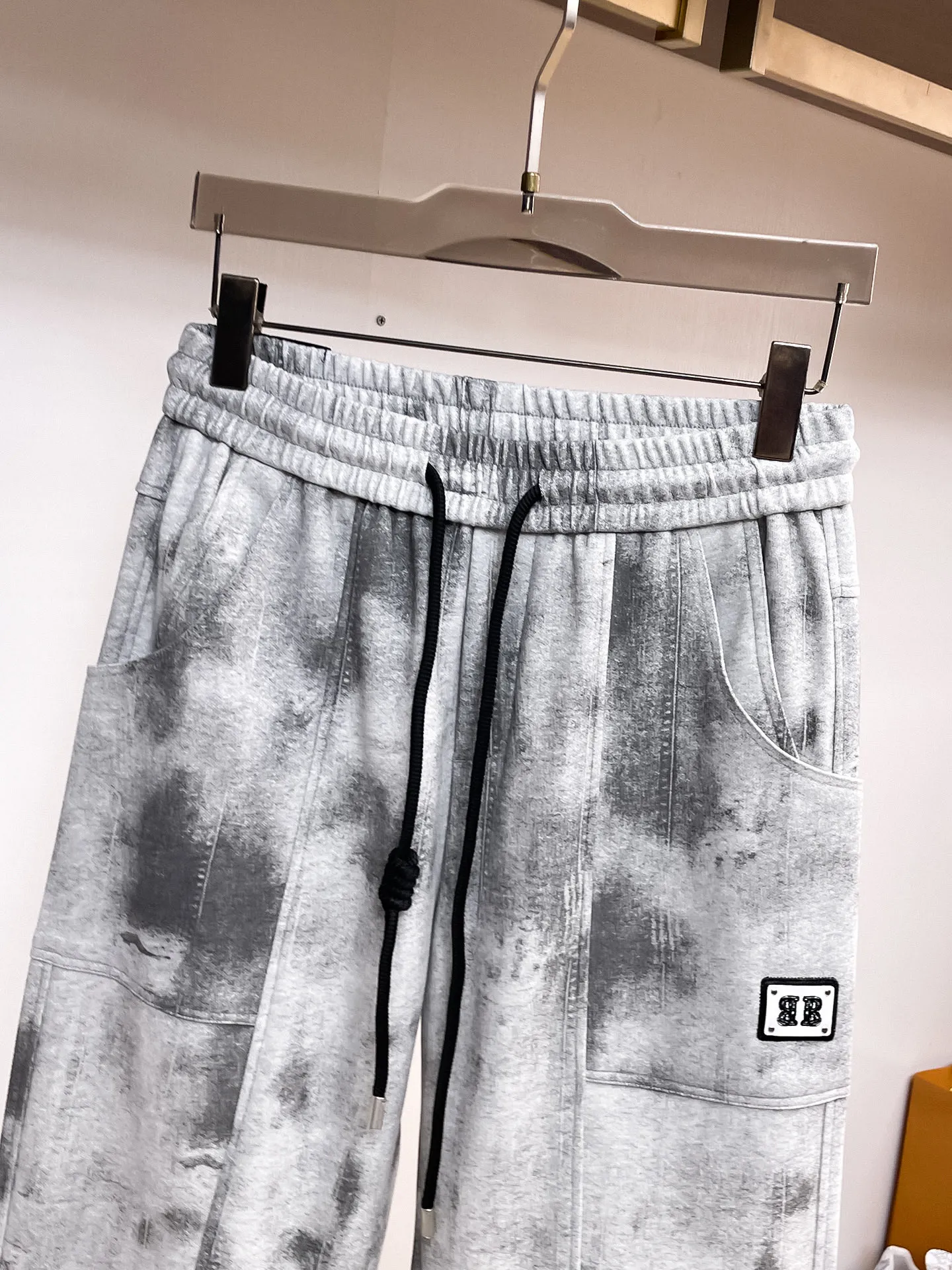 Balenciaga 🆕2026 Autumn and Winter New Arrival Casual Pants! The official website will be released simultaneously. Brand Classic LOGO casual pants, customized fabrics, excellent comfort and strong touch. Highly recognisable, perfect appearance and craftsmanship. Size:M-3XL